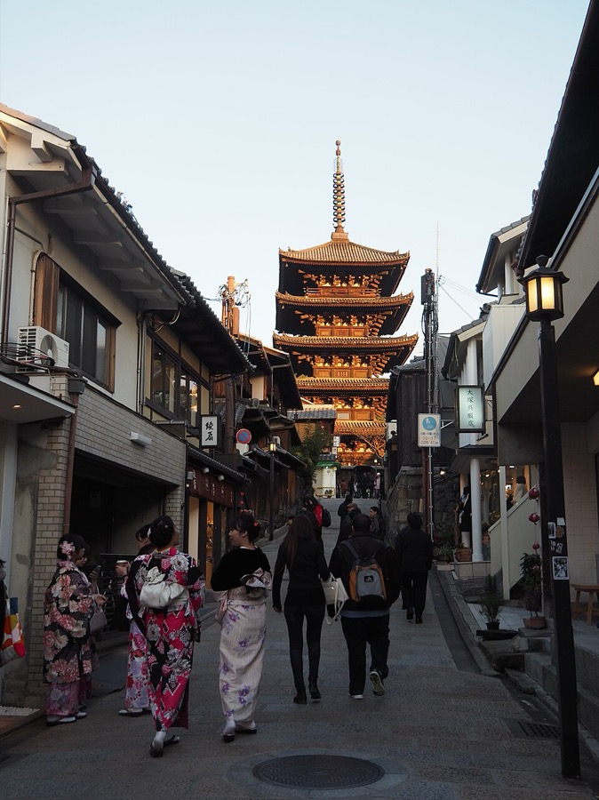 京都八坂通的黃昏街景，旅人走向八坂塔
